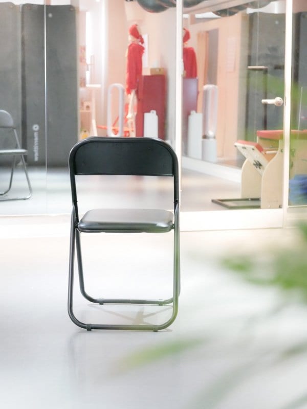 椅子でのバック転に挑戦!限界突破の舞台